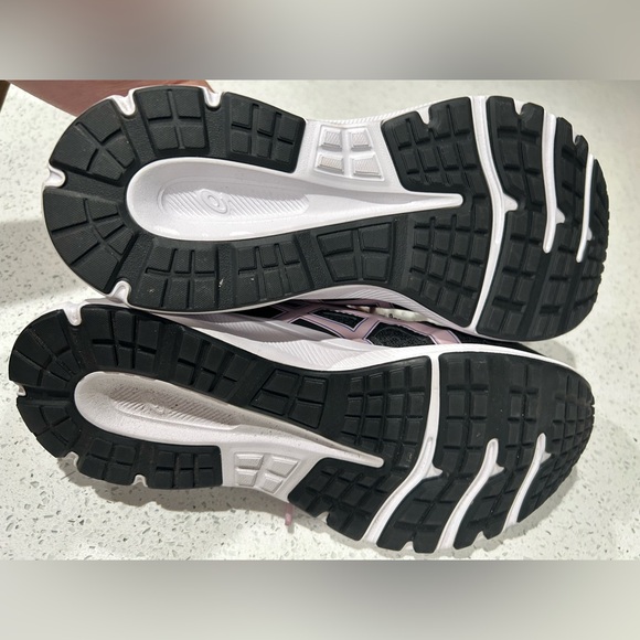 ASICS Women's Black and Pink Running Shoes NWT size 7 - Picture 4 of 5
